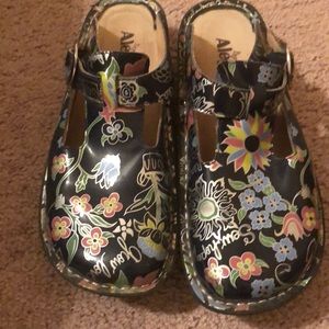 Alegria clogs